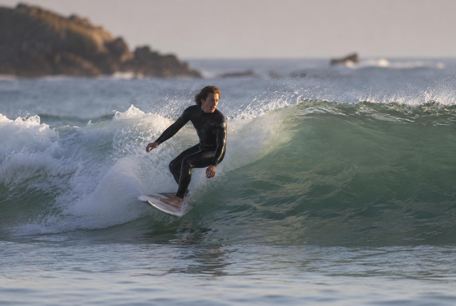 Jeunes marchant vers l'océan avec leurs planches de surf